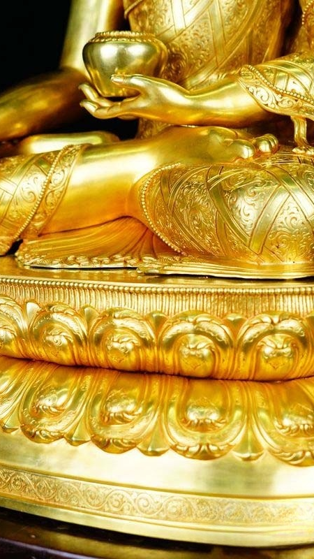 Handmade gilded Shakyamuni Buddha statue decorated with mineral pigments, traditional Tibetan Buddhist statues art, spiritual Buddha Statue-Art for sacred spaces.