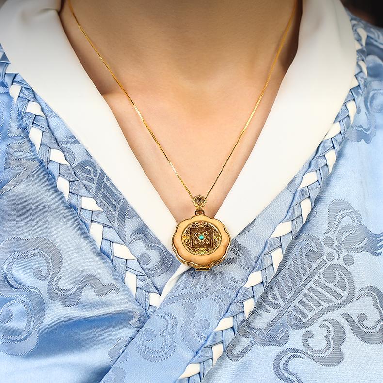 Natural sandalwood and silver incense holder pendant reflecting Tibetan sacred artistry.