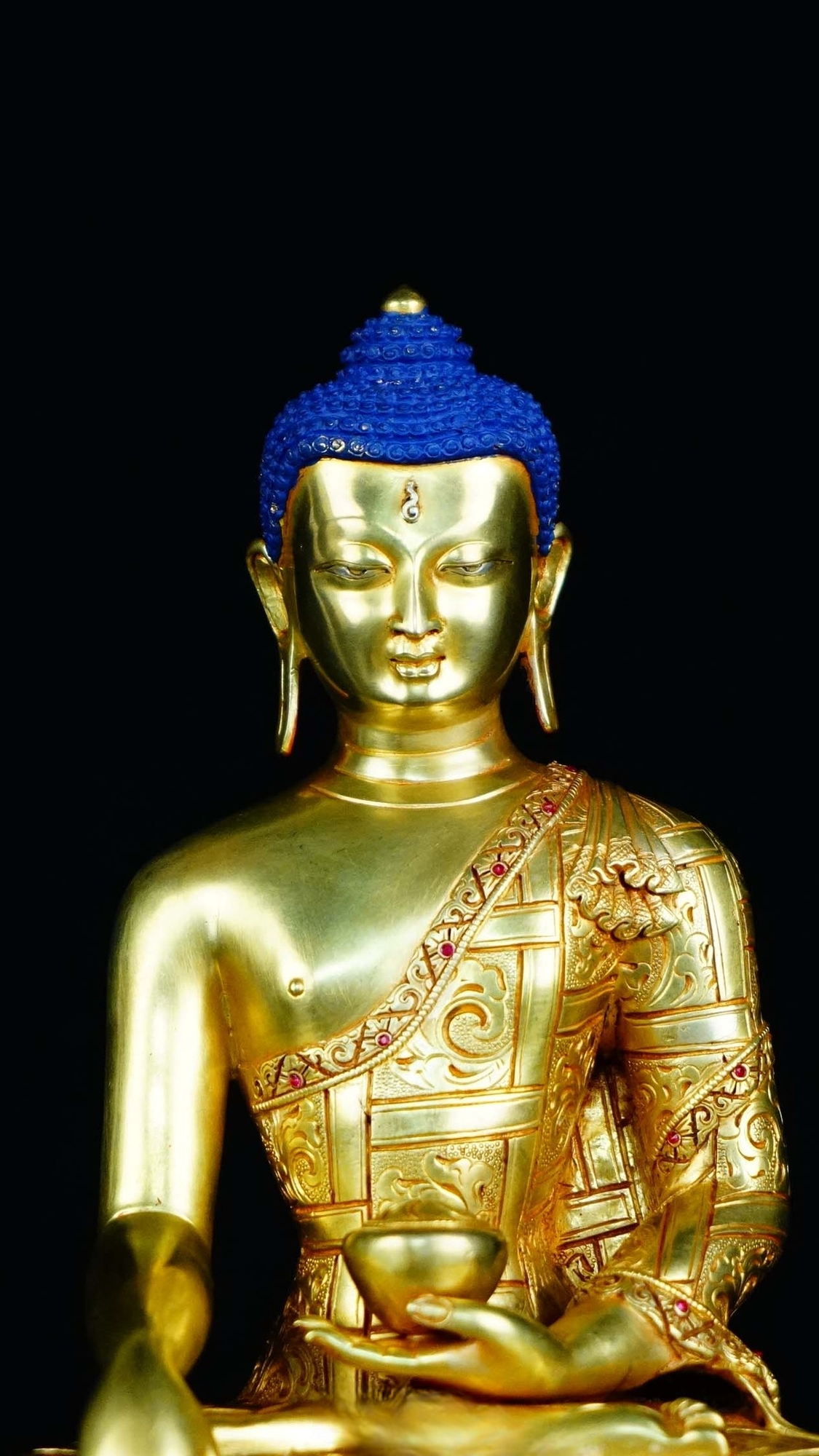 Handmade Shakyamuni gilt Buddha statue, detailed mineral paint, perfect example of Tibetan Buddhist statues and Buddha statue art.