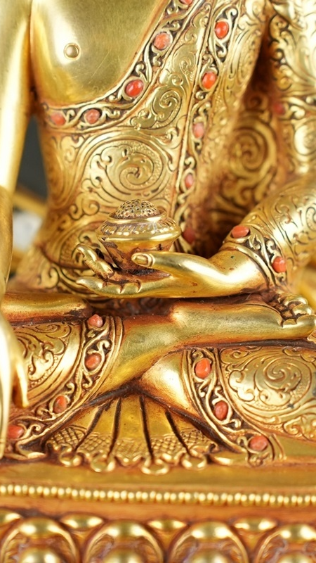 Traditional Tibetan Buddhist Shakyamuni Buddha statue art for home shrine and meditation