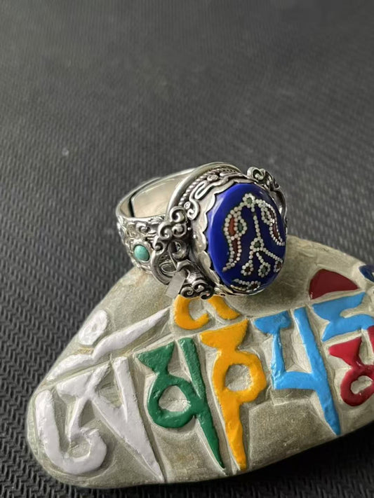 Handmade 925 silver lapis lazuli ring in palace style, representing Tibetan Buddhist Jewelry Culture and ancient handcrafted jewelry art.