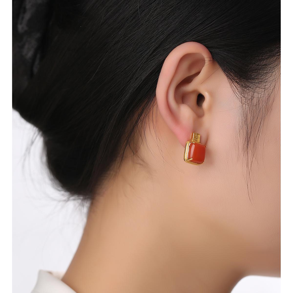 Buddha art-inspired red agate ear studs with 925 silver and gold craftsmanship.
