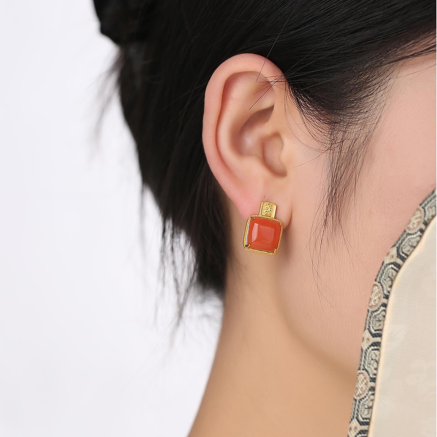 Handcrafted Tibetan Buddha jewelry combining Buddhist symbolism and fine silver-gold art.