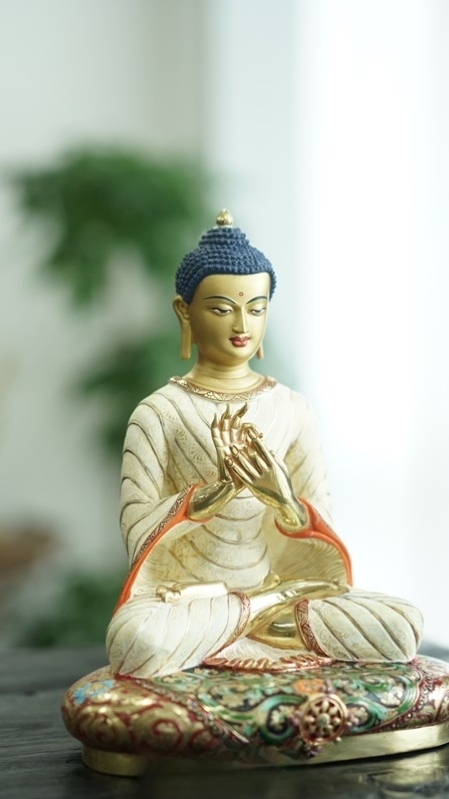 Hand-painted Maitreya Buddha statue in Tibetan Buddhist statues tradition, featuring mud-gold accents and natural mineral pigments.