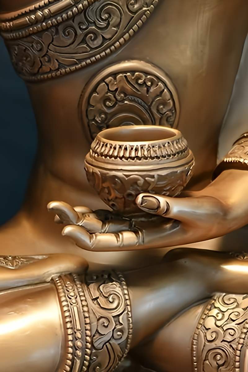 Sakyamuni Buddha statue art in the Bhumi Sparsha Mudra (earth-touching gesture), commemorating his enlightenment. An ideal brass statue for deep meditation and spiritual practice.