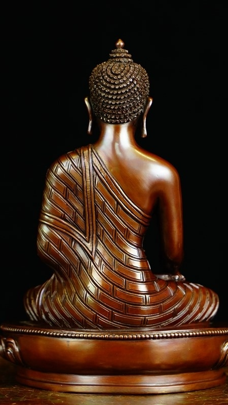 Pure handmade Tibetan Buddhist Shakyamuni Buddha statue in copper. A beautiful symbol of enlightenment and tranquility, crafted with traditional techniques.