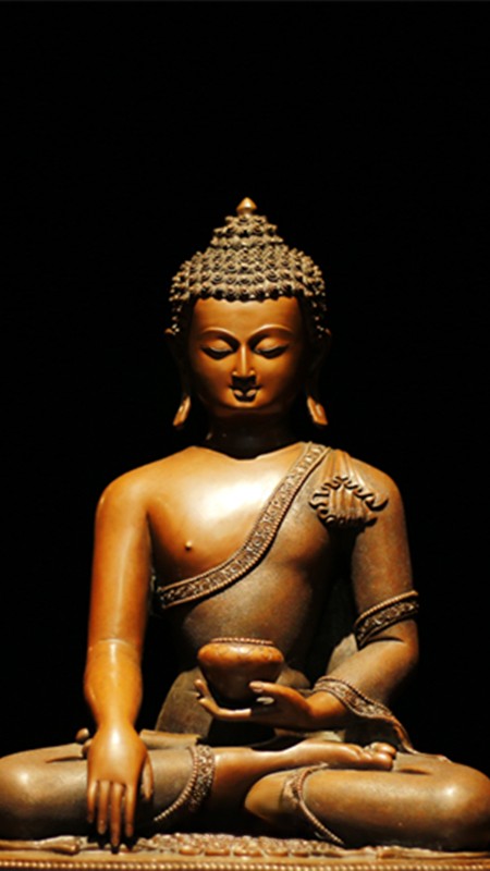 "Exquisite Shakyamuni Buddha statue, handmade from copper and mineral pigments. Ideal for Tibetan Buddhist art collections and home decor."