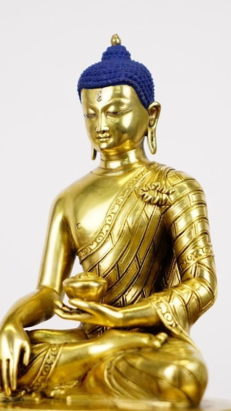 Handcrafted Tibetan Shakyamuni Buddha Statue – New Kasa Version, Gilded and Detailed with Mineral Paint – Ideal for Meditation or Shrine Spaces