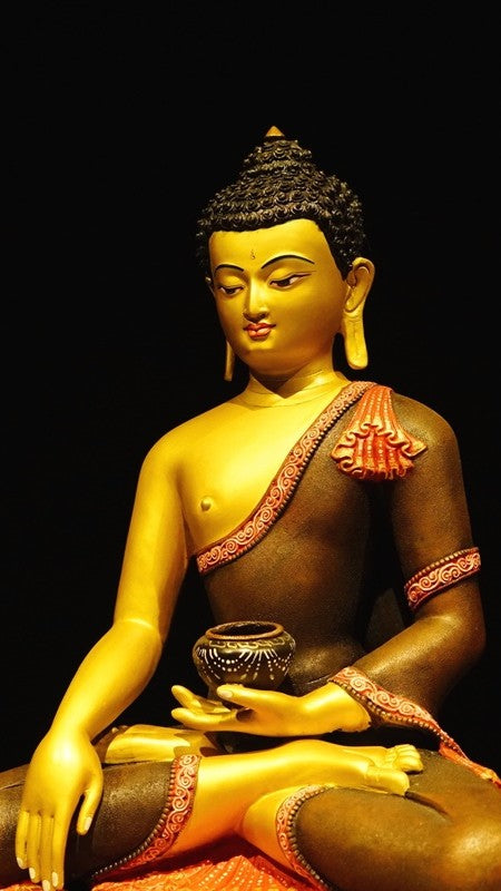 Shakyamuni Buddha Statue in gilded bronze with mineral pigments, handcrafted with care – A masterpiece for those seeking wisdom, compassion, and enlightenment.