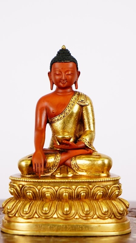ALT： Gilt Shakyamuni Buddha statue, Tibetan Buddhist statues style, handcrafted purple copper artwork representing compassion, peace, and enlightenment