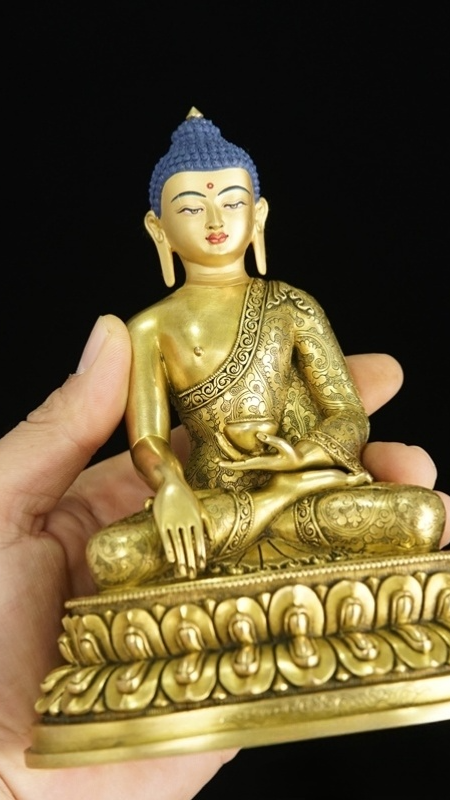  Handcrafted enlightened Shakyamuni gilt figure, traditional mineral pigments, authentic Tibetan Buddhist statues and serene Buddha statue art.