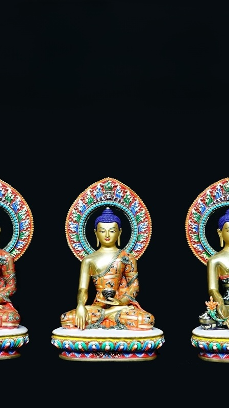 Alt text: This Tibetan Buddhist Three Worlds Buddha statue features handcrafted mineral painting and gilding, blending traditional Buddhist culture with modern artistic style.