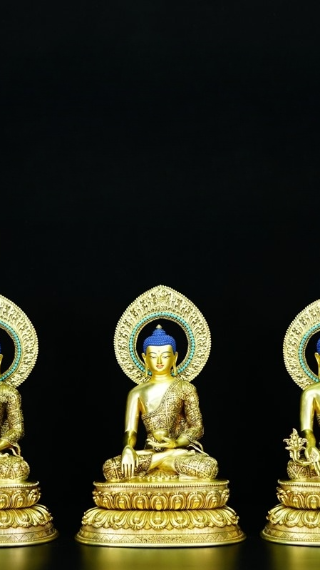 Alt Text: This Triple Buddha statue showcases exquisite Tibetan Buddhist art, made with gilded craftsmanship and mineral paint. Handcrafted with religious significance, it is ideal for decorating Buddhist temples or personal spaces of faith.
