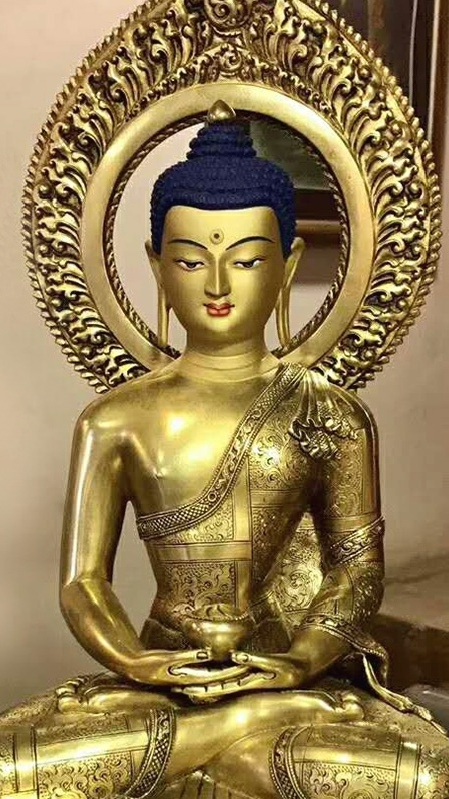 Alt Text: Exquisite Three Buddhas statue, symbolizing the past, present, and future Buddhas, handcrafted with gilding and mineral paints, representing wisdom and spiritual awakening.