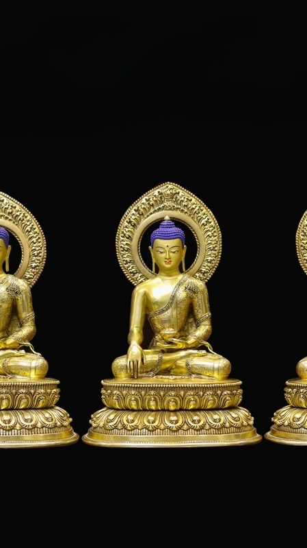 Alt Text: This Three Buddhas statue combines gilding and mineral paints, meticulously handcrafted to bring out the sanctity and beauty of Buddha's teachings, ideal for collectors or home decoration.