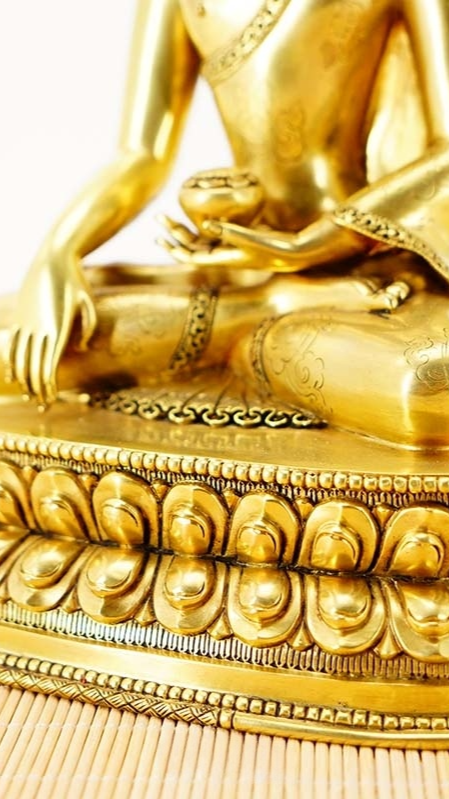 Alt Text: Handcrafted Tibetan Buddhist Three Buddhas statue, featuring intricate mineral pigment painting and gilded accents, representing the past, present, and future wisdom of the Buddha.