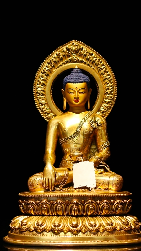 Alt Text: Handcrafted Tibetan Buddhist Triple Buddha statue, using gilded craftsmanship and mineral paints, representing Buddha's wisdom and compassion, perfect for any religious or meditative space.