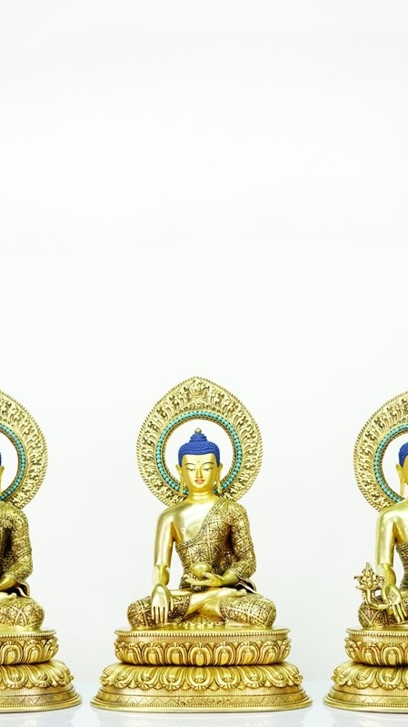 Alt Text: A Tibetan Buddhist Three Buddhas statue, combining gilded craftsmanship and mineral paints, it perfectly showcases the unique beauty of Buddhist art. Handcrafted with precision, each statue demonstrates exceptional craftsmanship and spiritual significance.