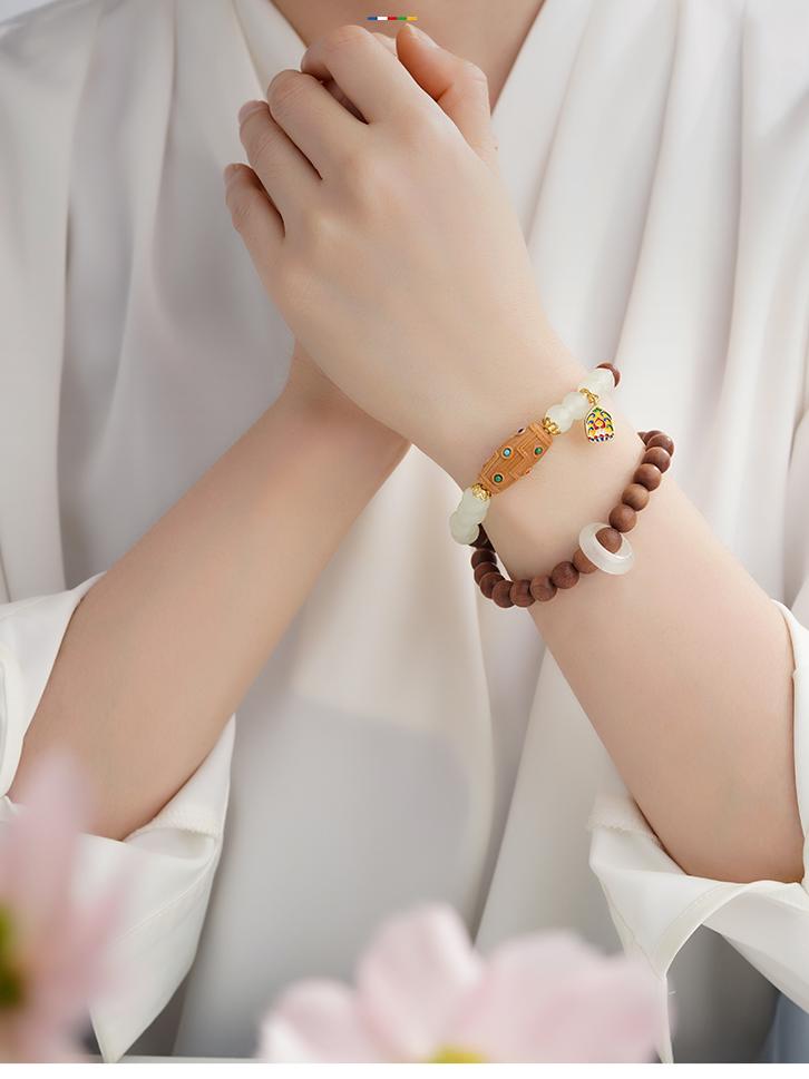 Xiangmanjing sandalwood bracelet with multi-layer design, Nine-Eye Dzi centerpiece, and glass bead accents for mindfulness practice