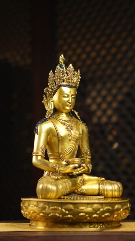 Alt Text: Tibetan Buddhist Zanabazar Three Buddhas Statue, gilded and painted with mineral pigments, an exquisite piece of Buddhist art and spiritual heritage.