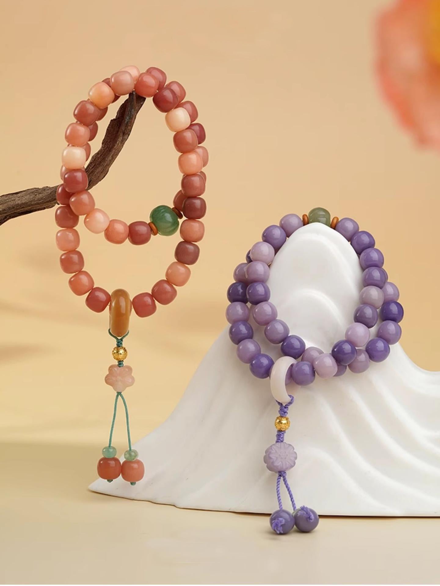 Artisanal Bodhi bracelet with 6 cm pendant, olive pit spacers, Aventurine beads, and Tibetan-Buddhist handmade details.